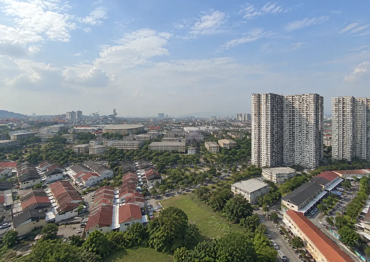 Impression of the view from a high floor over a leafy neighbourhood